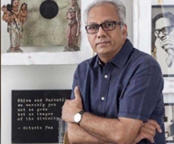 कलाकार अतुल डोडिया के मन में एक ही फ्रेम में हैं, गांधी, मोहम्मद रफी और कृष्ण